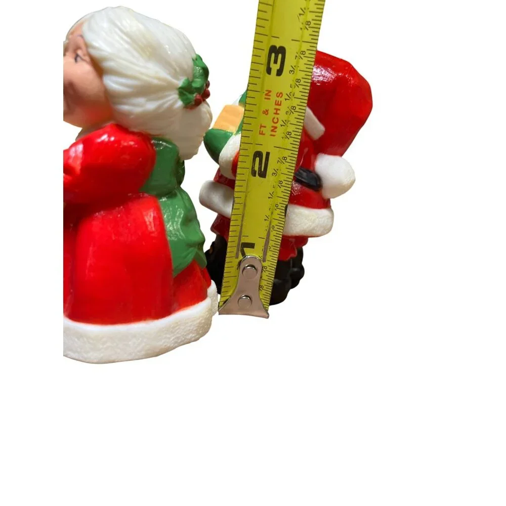Hallmark Santa & Mrs. Claus Plastic Salt & Pepper Shakers Christmas Decor Vintag
